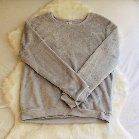 A soft grey sweater - Picture 2 of 3
